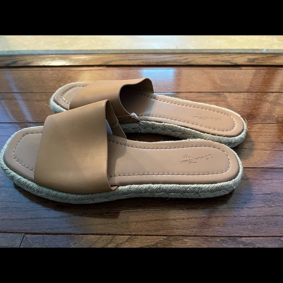 Universal Thread Tan Slides - Picture 2 of 3